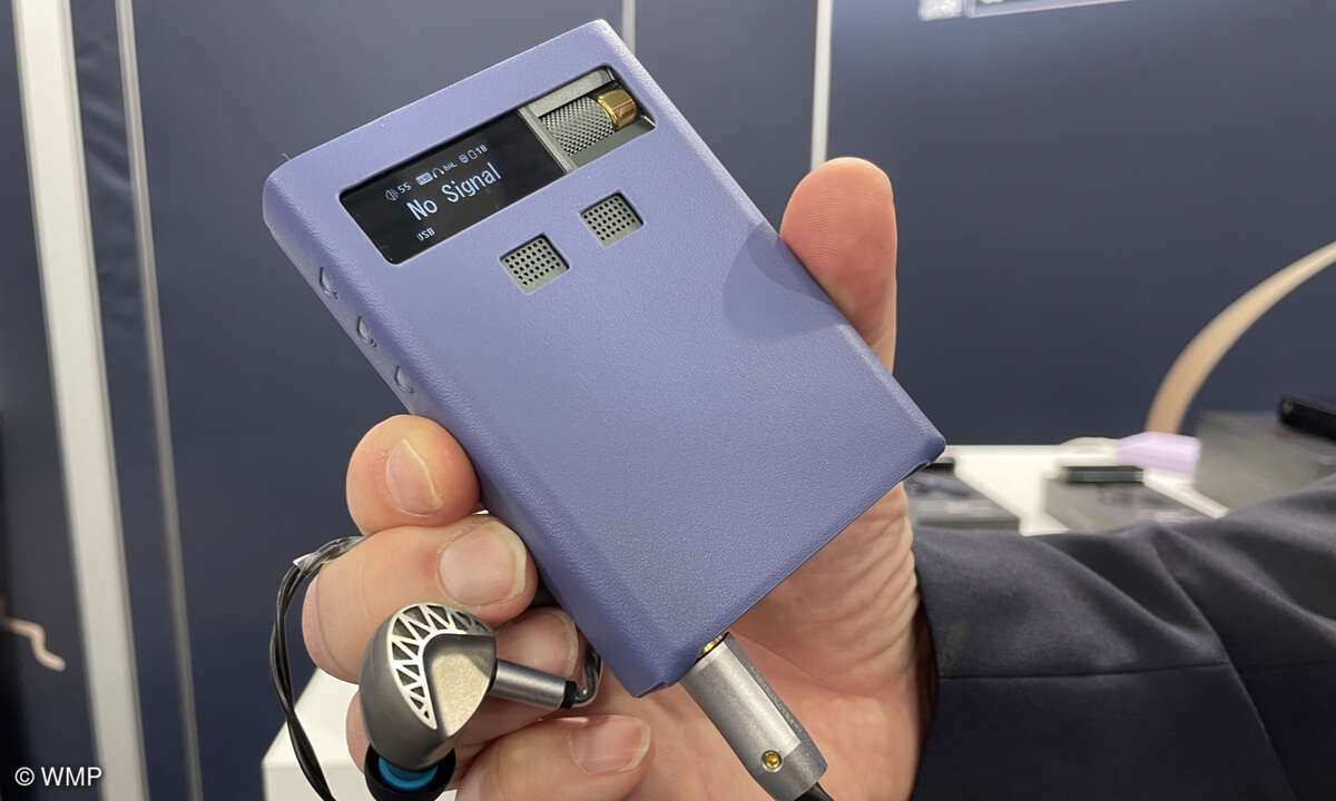 Mobile HiRes-Player mit Röhren kennt man schon doch der Cayin RU9 ist ein mobiler DAC/Kopfhörerverstärker, der auf intere Röhrentechnik setzt. Das ist eine Weltpremiere! Er verfügt zudem über einen internen Akku, um die Batterie des Smarphones nicht