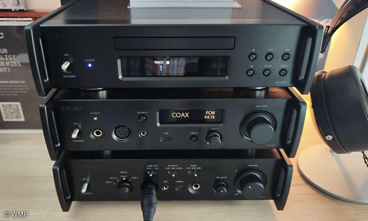 Teac Ap-507 Kompakte Stereo-Endstufe (unten / 1.899 Euro) mit Ncore Modulen von Hypex und 2 x170 Watt an 4 Ohm oder 350 Watt an 8 Ohm im gebrückten BTL-Modus. Darüber die CG-10M-X Master Clock Generator.