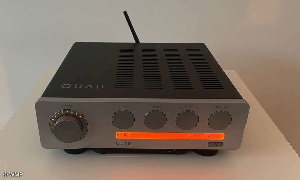 Quad zeigt den Neuen Vollverstärker Quad 3 im Retro-Design. Der Amp bringt 2 x 85 Watt und ist mit Bluetooth sowie HDMI ARC ausgestattet. Besonderheit: die Einstellung der Lautstärke wird durch einen Kreis an LEDs um den Regler herum visualisiert.