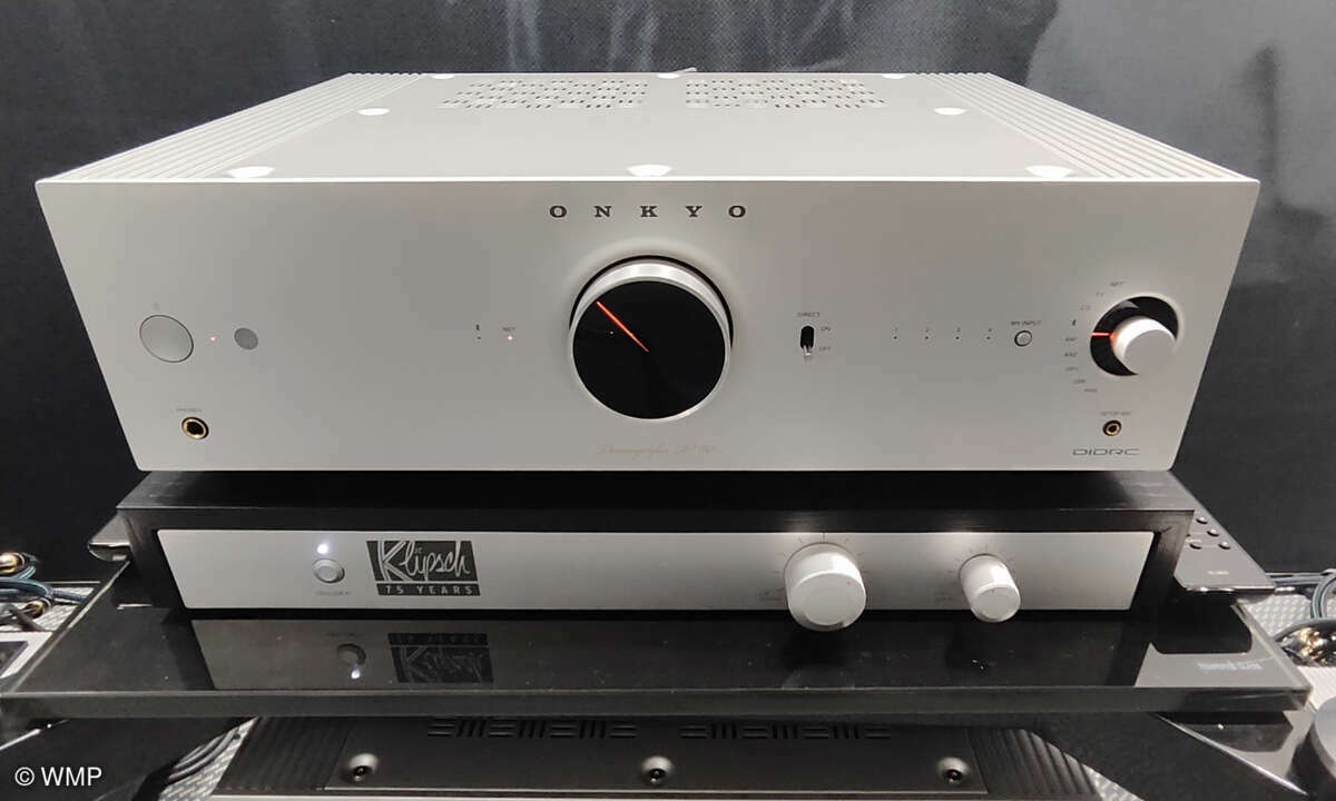 Onkyo P-80 Network-Preamplifier (1.499 Euro) mit Klipsch Active Crossover (3.499 Euro).