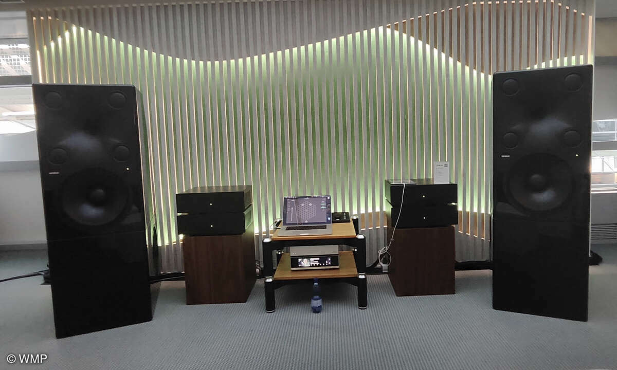 Genelec 8381A Vollaktiver und DSP-gesteuerter Adaptiver Punktschallquellen Monitor mit innovativer Mitteltoneinheit für 70.000 Euro.
