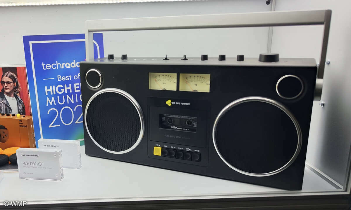 We are rewind Portable BT Cassette Player und Boombox, mehr 80er Vibes gehen kaum. Dank Bluetooth, USB-C und integriertem Lithium-Ionen Akku trotzdem zeitgemäß.