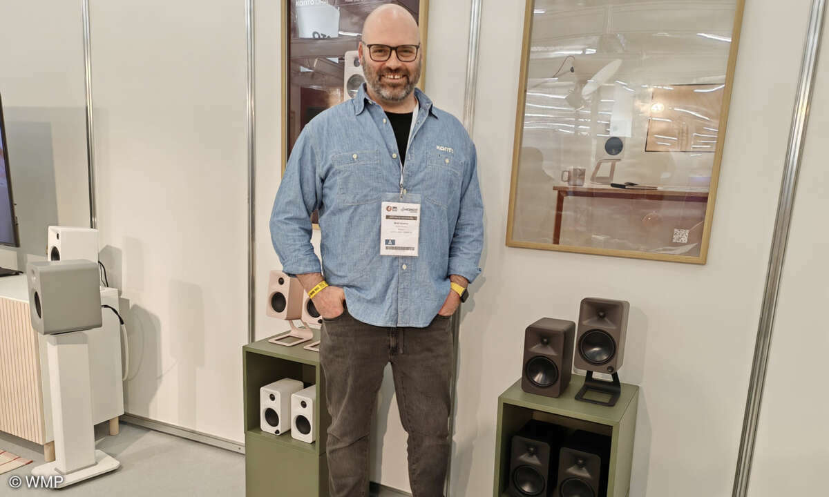 Brett Smalley führt Platzsparende, formschöne Aktivboxen der kanadischen Firma Kanto Audio vor.