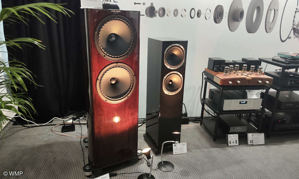 Fyne Audio zeigte die neue F704SP (rechts) mit IsoFlare Koaxchassis und überarbeiteter Frequenzweiche.