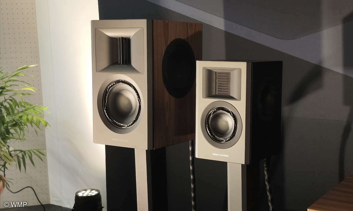 Radiant Acoustics Clarity 6.2 (links) und 4.2 Kompaktlautsprecher mit AMT Hochtöner, Purifi Ushindi Tiefmitteltöner und 2 Purifi Ushindi Passivradiatoren.