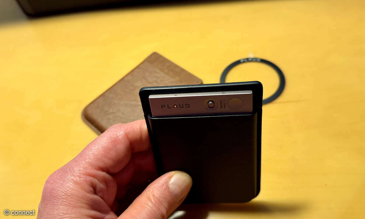 plaud-note-in-hand