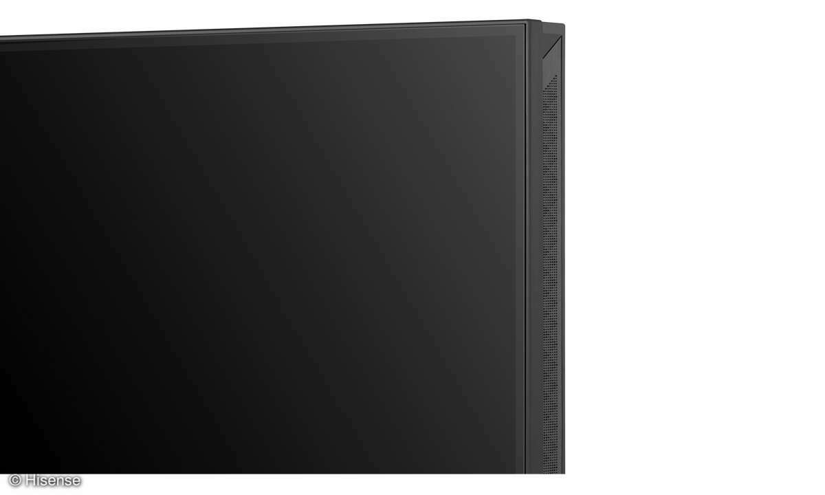 Hisense 65U8Q im Test: Seitenansicht und Fernbedienung