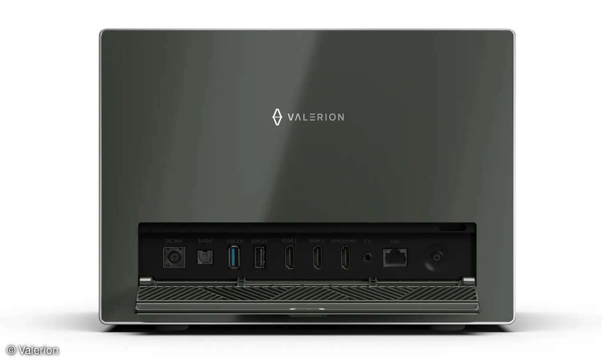 Die Anschlussvielfalt ist vorbildlich! Es finden sich neben dem Netzteilanschluss: Toslink, USB 3.0, USB 2.0, 2x HDMI 2.1, HDMI 2.0 mit eARC, Audioklinke und LAN. Rechts sitzt der Power-Schalter.