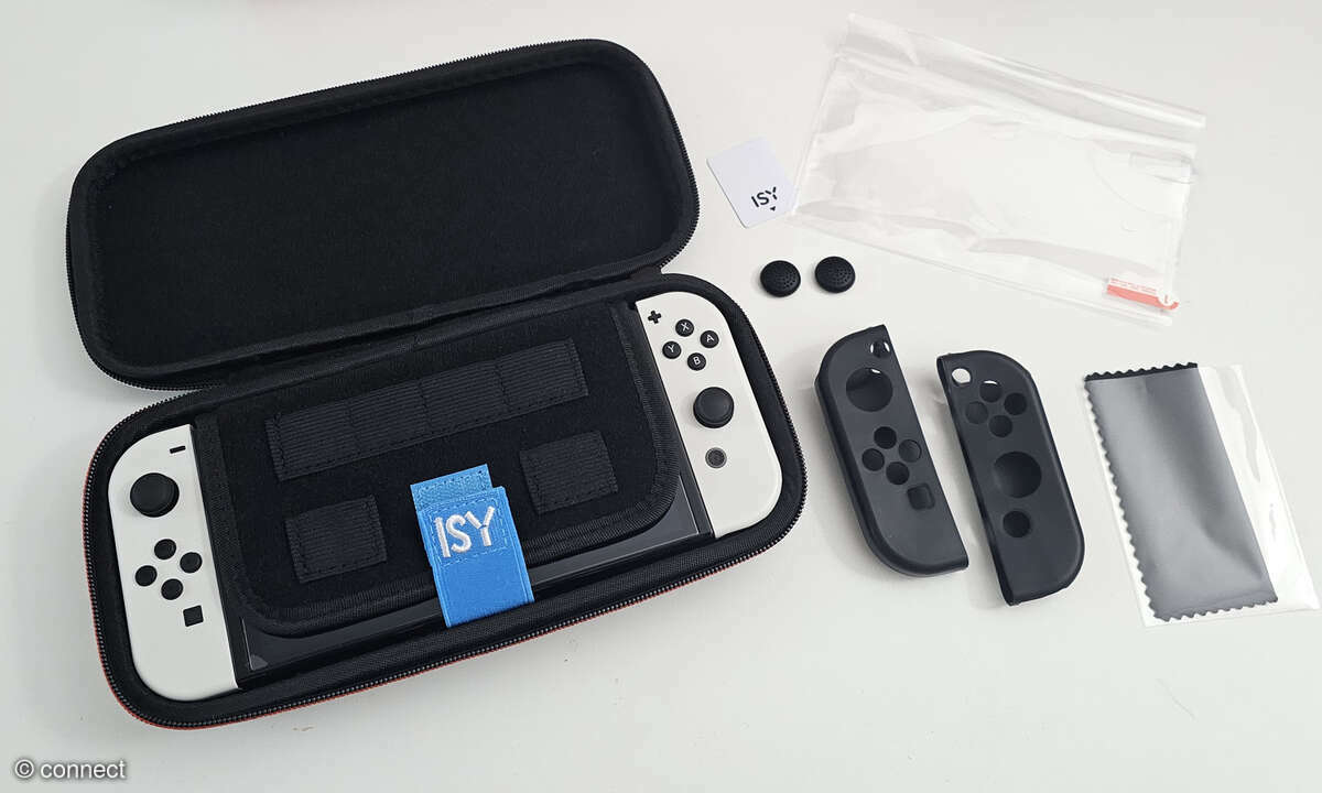 Alles dabei, was zum Start gebraucht wird: Schutzhülle, Display-Schutz, Reinigungstuch und je zwei Griffe und Thumbsticks für mehr Grip.