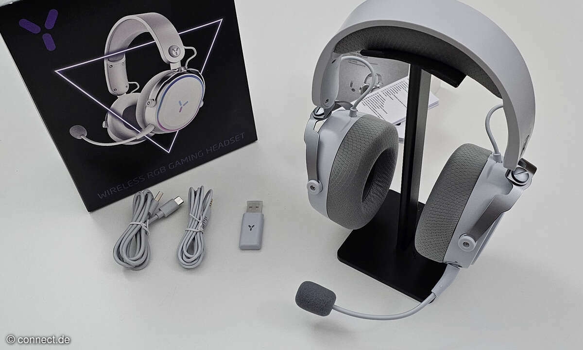 Der Lieferumfang: Kopfhörer, Mikrofonarm, USB-Dongle und Ladekabel und USB-C-zu-Klinke für den kabelgebundenen Betrieb.