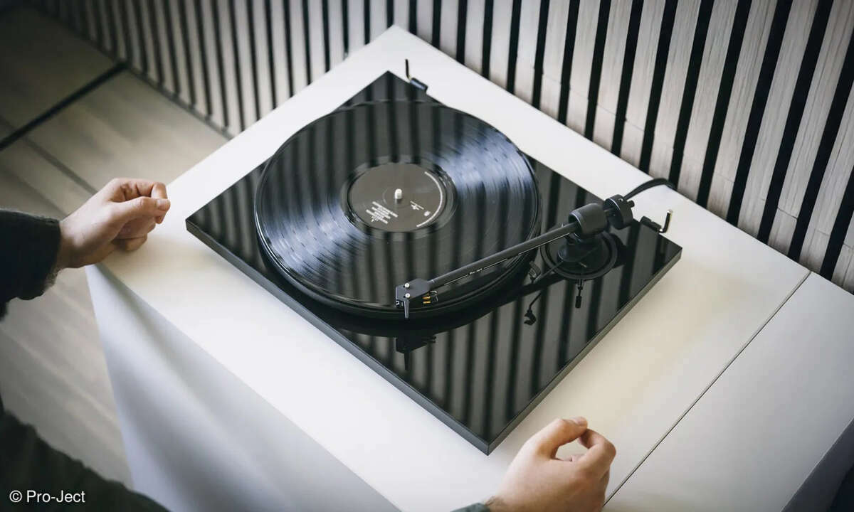 pro-ject-e1-2-turntable-black-high-gloss