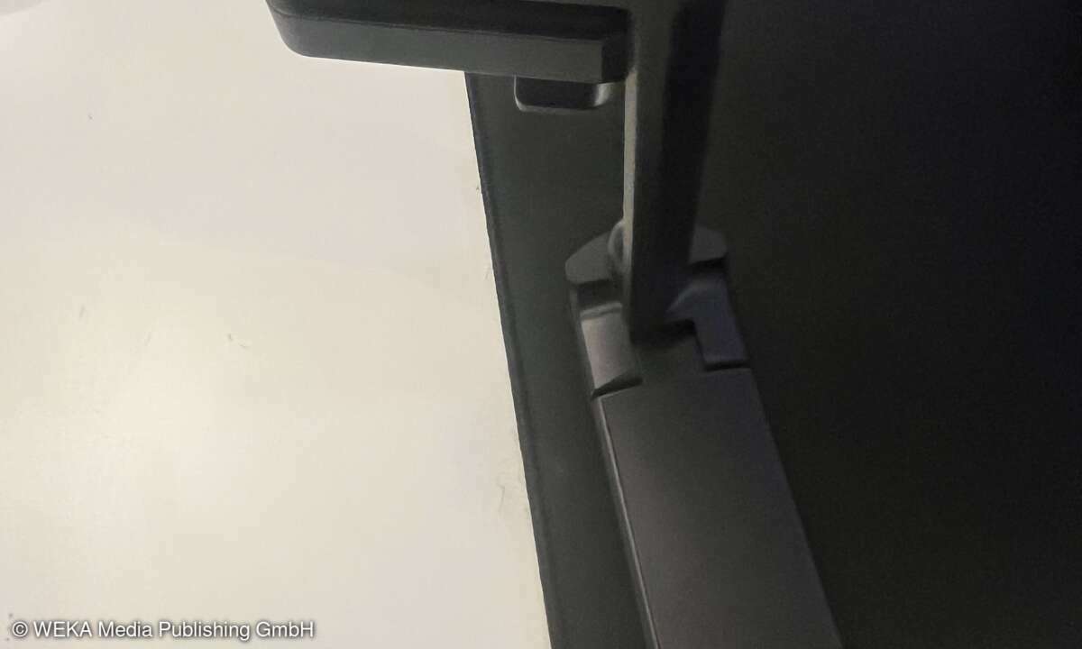 Mit Hilfe des Drehgelenks lässt sich die Kopfhörer-Halterung in jede gewünschte Position bringen.