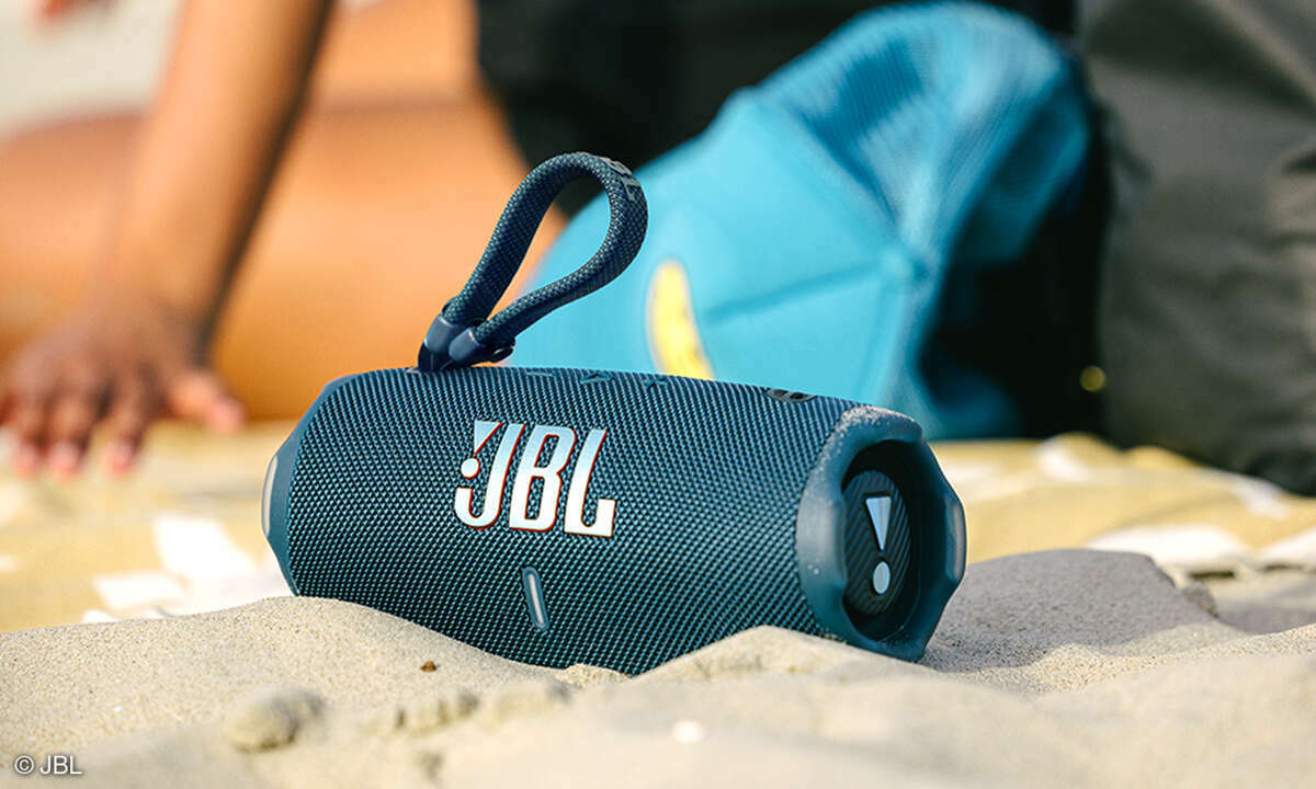 jbl-charge-6-bluetooth-lautsprecher-blau-strand