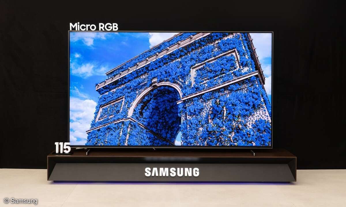 Samsung zeigt seinen 115 Zoll großen Micro-RGB-Fernseher.