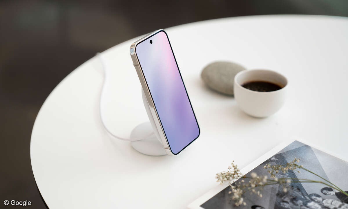 google-pixelsnap-charger-with-stand-lifestyle