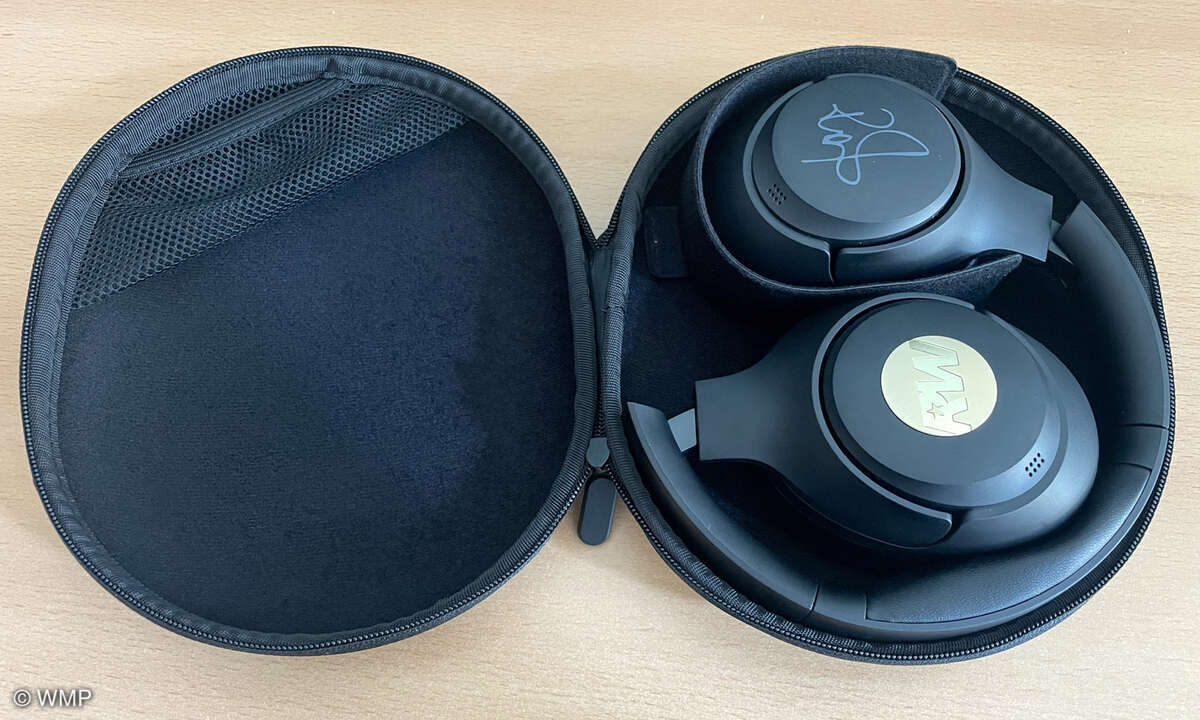 Ein richtig gutes Hardcase liegt dem Kopfhörer bei. Dieser lässt sich zweifach falten und bietet somit ein erstaunlich kleines Packmaß. Platz für Kabel ist auch vorhanden.