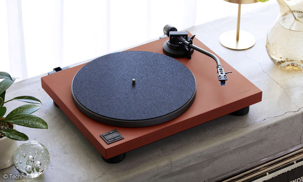 Der SL-40CBT im modernen MDF-Design: elegante Gehäuseform mit robustem Direktantrieb.