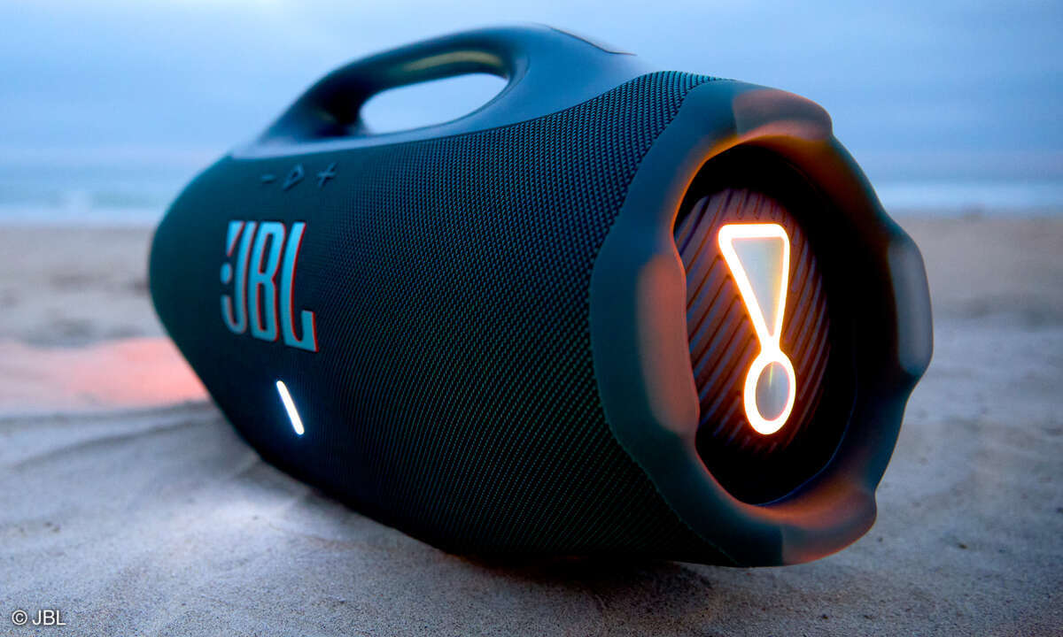 jbl-boombox4-bluetooth-lautsprecher-lifestyle-strand