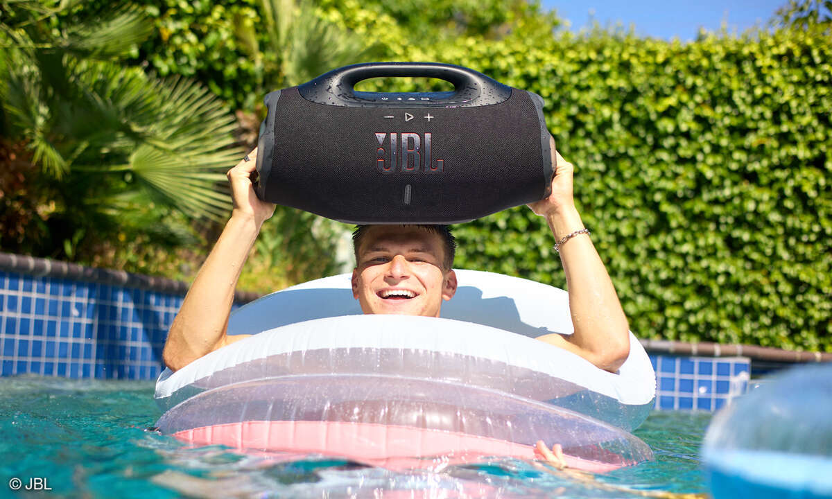 jbl-boombox4-lifestyle-pool
