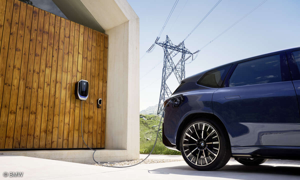 BMW iX3 und BMW Wallbox Professional