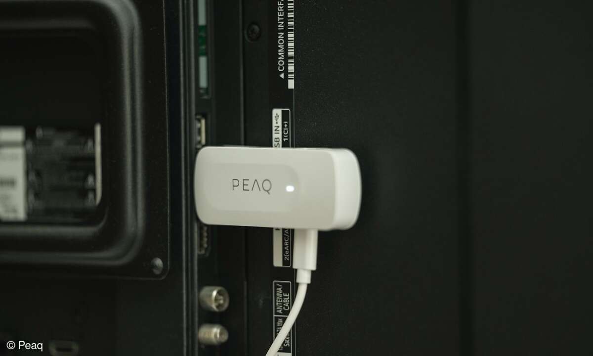 Der breite Stick findet am HDMI-Port Platz. Werden Nachbaranschlüsse benötigt, hilft eine kleine HDMI-Verlängerung.