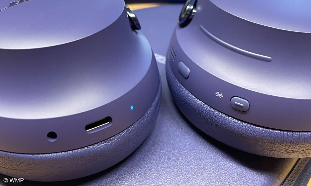 Die Bedienung des Bose QuietComfort Ultra 2 ist eine Mischung aus Touchfeld (Leiste rechts) und physischen Tasten.