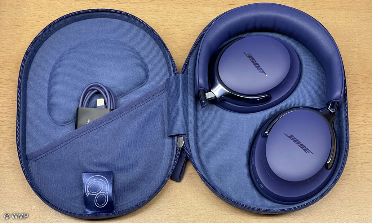 Dank doppelter Faltmöglichkeit des Kopfhörers fällt das beiliegende Hardcase erfreulich klein aus,  dennoch gibt es Platz noch für die Kabel.