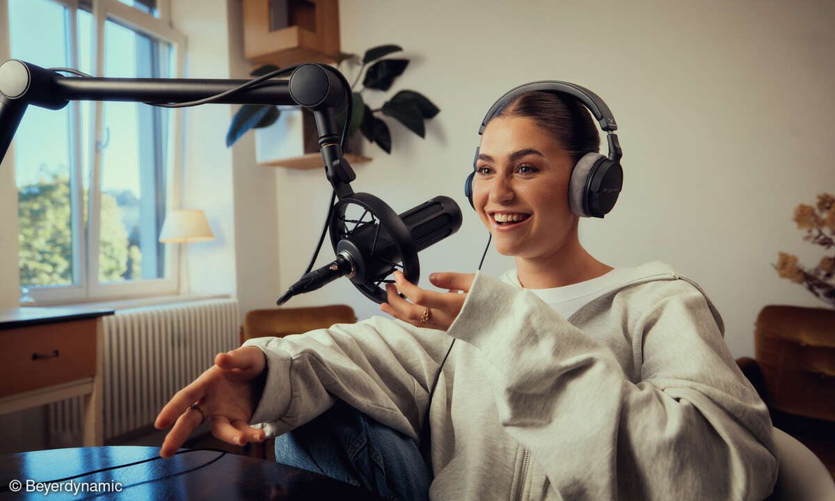 beyerdynamic-dt270pro-25-08-homestudio-girl-podcast