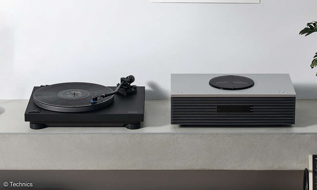 Auch in Schwarz macht der SL-40CBT eine gute Figur. Hier am All-in-One-System SC-C70MK2.