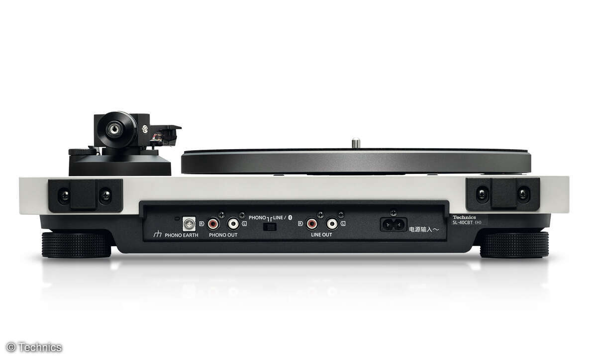 Bluetooth und eine MM-Phono-Vorstufe sind mit an Bord. Ungewöhnlich: Es gibt zwei Paar Cinch-Anschlüsse, je eines mit und ohne Phono-Pre-Amp. Das ist praktisch, wenn man eine externe Stufe verwendet.