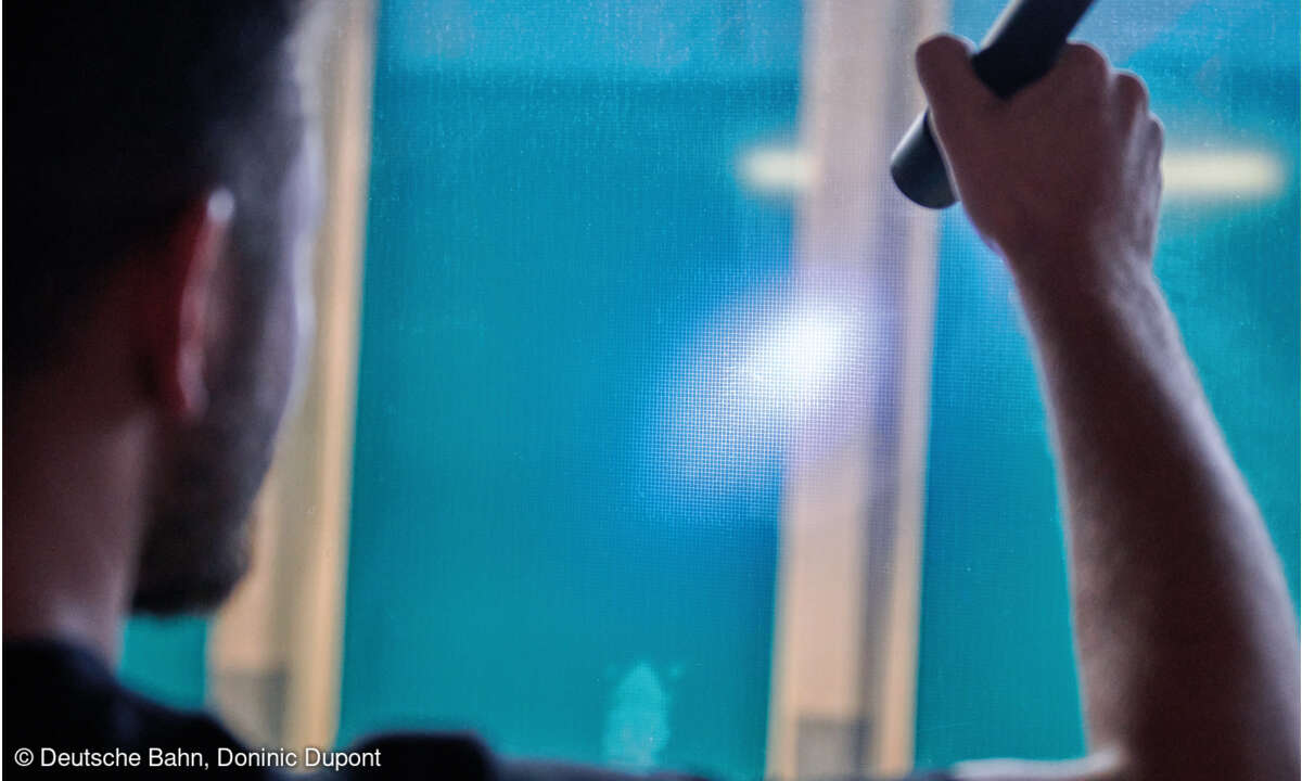 Sorgfältige Kontrolle: Im Anschluss an das  Lasern der Scheibe kontrolliert ein Mitarbeiter das Ergebnis visuell.