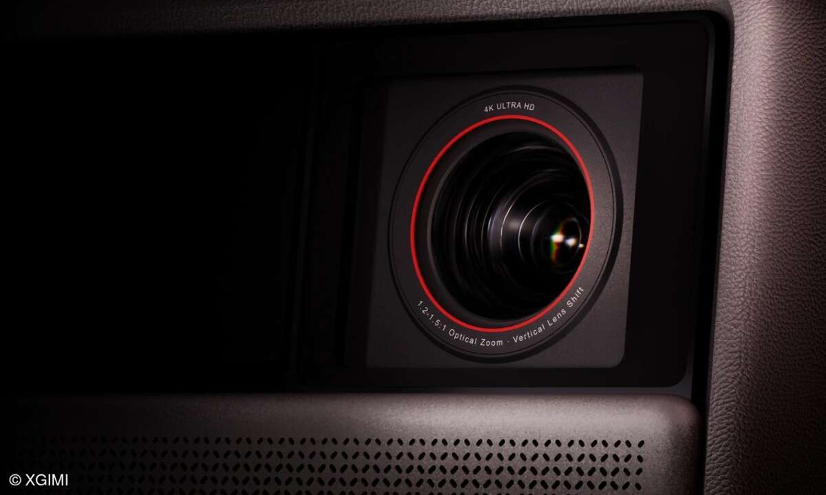 Die Red-Ringe-Linse gibt es nur beim Pro- und Max-Modelle. Sie begünstigt mehr Lichtdurchlässigkeit und Helligkeit. Selbst Speckle geht es an den Kragen, ist weiterhin von der Leinwand abhängig.