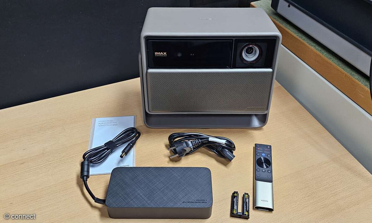 Der Lieferumfang ist ausreichend: Horizon 20 Max, Netzteil, Handbüchlein und die Fernbedienung. Die bietet ein heurasziehbares Fach, in das die zwei AAA-Batterien gesteckt werden.