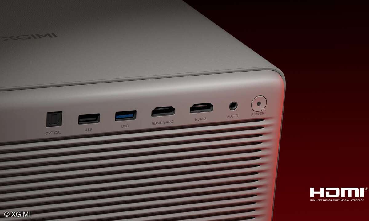 Über den Belüftungslamellen befindet sich rechts auf der Rückseite die kleine Anschlussleiste mit: Toslink, 2x USB, 2x HDMI und Audioklinke. Daneben ist der Hauptschalter.