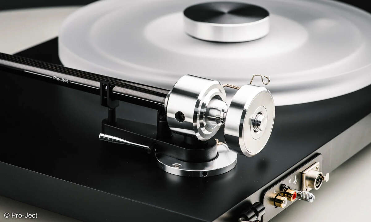 pro-ject-debut-reference-plattenspieler-tonarm-anschluesse-hinten-mini-xlr