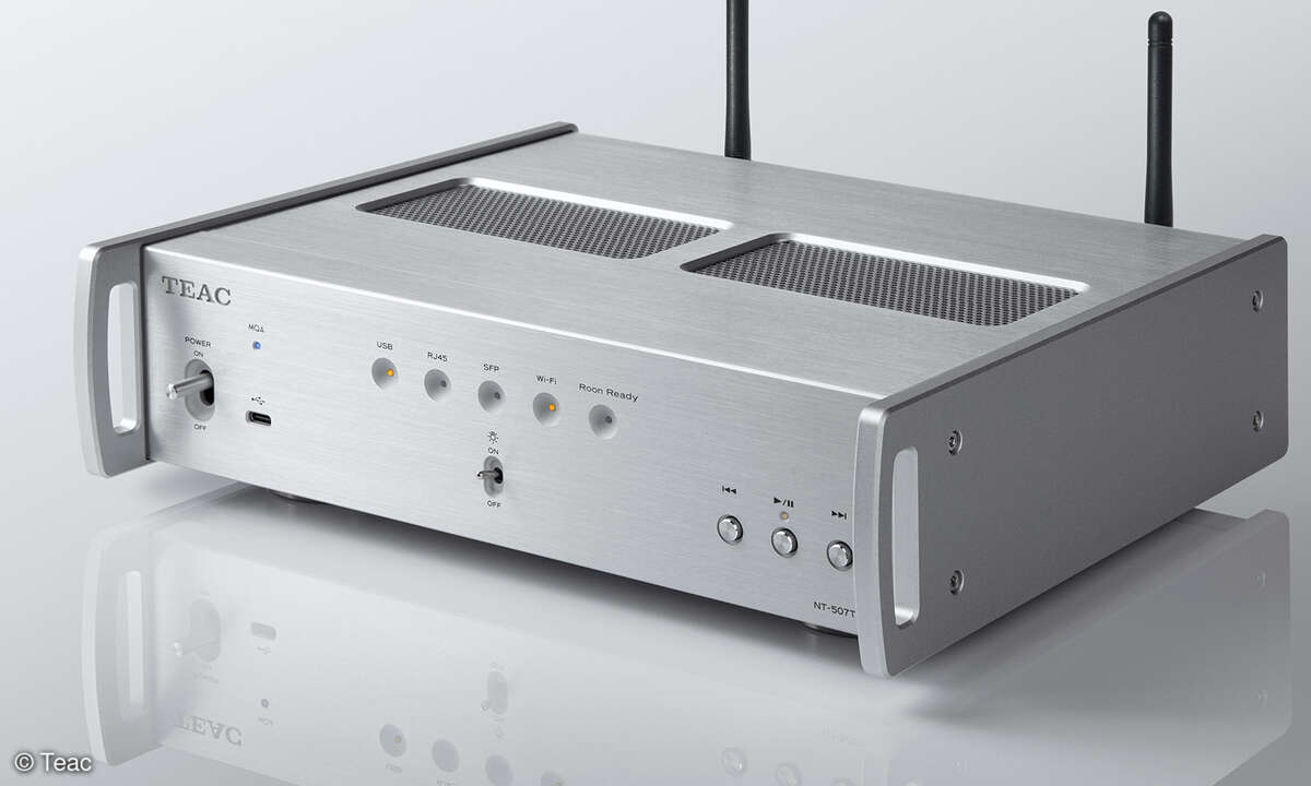 teac-nt-507t-streaming-player-silber-schraeg-mit-antennen