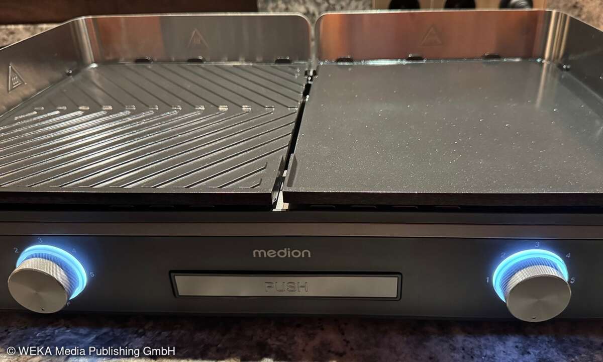 Simple Bedienung: es gibt nur zwei Drehregler, LEDs zeigen den Status an. Weiß = der Tischgrill ist an, bei roter LED-Statusanzeige heizt der Elektrogrill hoch, bei grüner LED hat die jeweilige Platte die gewünschte Betriebstemperatur erreicht.