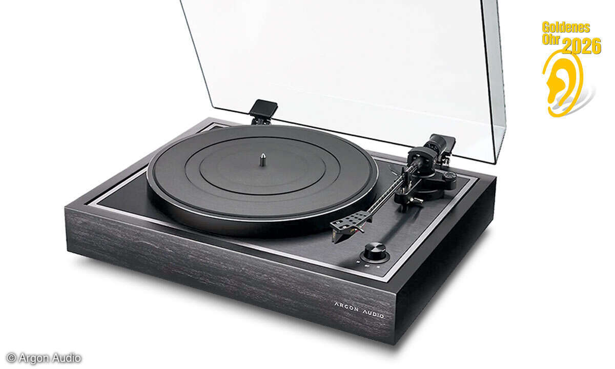 Schwebendes Subchassis, doppelt entkoppelte Füße und ein fotosensor-gesteuerter Motor sorgen für souveräne Laufruhe. Der Carbonarm  eliminiert Resonanzen, das montierte MM-System liefert feine Dynamik.  Vinylgenuss mit Stil!