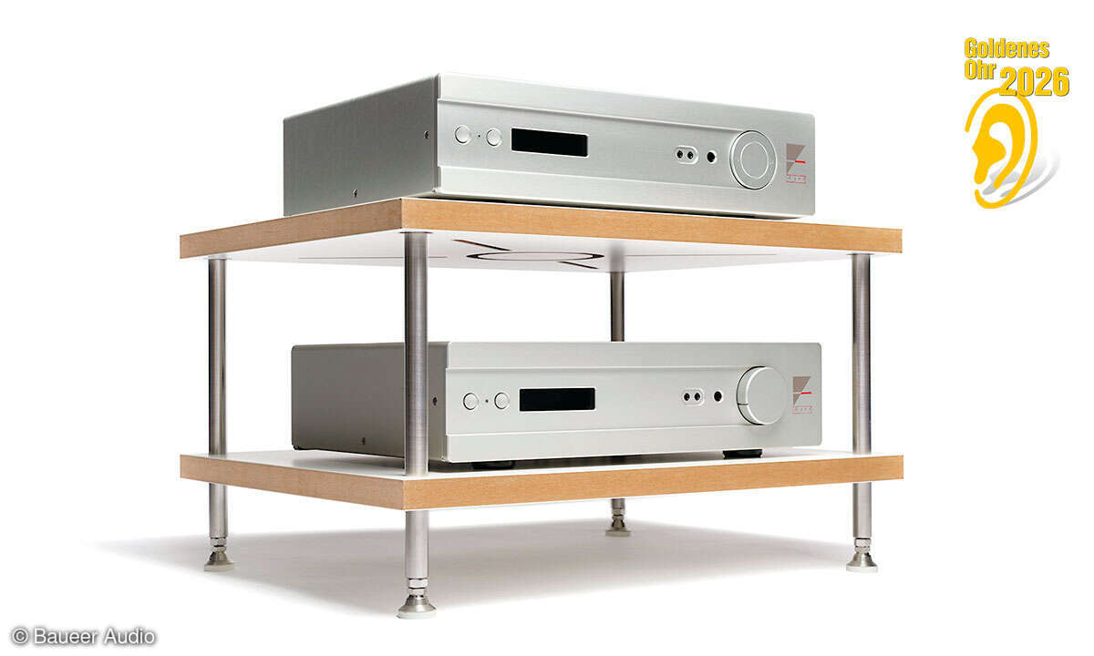 Elegantes Möbelstück und akustischer Feingeist: Das Regal kombiniert massives Edelstahl und Sandwichböden mit cleveren Fräsungen zur Resonanzoptimierung – für straffe Bässe und exaktes Timing.