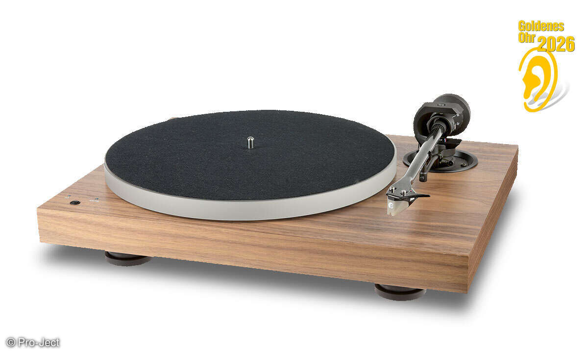 Der Riementriebler begeistert mit satiniertem Acryl-Plattenteller, elektronischer Geschwindigkeitswahl, einem Karbon/Alu-Tonarm mit MM-Tonabnehmer sowie echter symmetrischer Verkabelung!