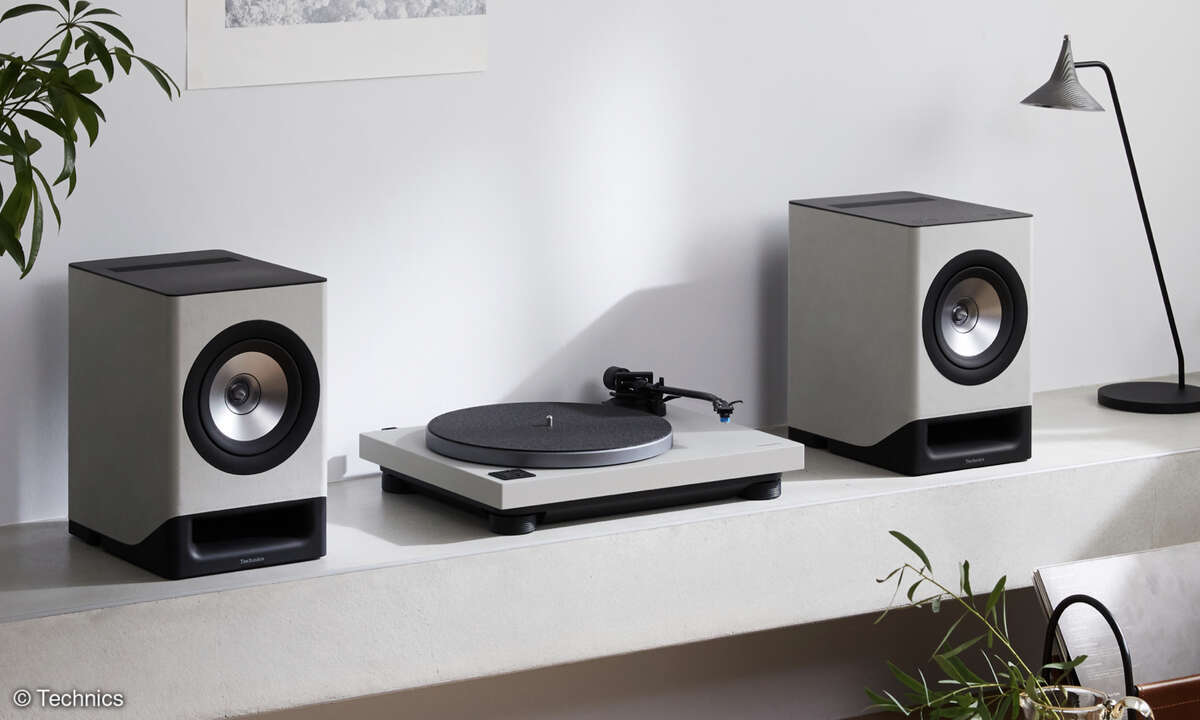 Diese Kombi aus Plattenspieler und Lautsprechern bietet ein hochwertiges Audioerlebnis. Der SL-40CBT überzeugt mit kernlosem Direktantrieb, integriertem Phono-Vorverstärker und Bluetooth-Streaming. Die SC-CX700-Lautsprecher liefern kraftvollen Stereo