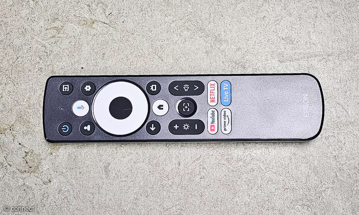 Die einfache, unbeleuchtete Fernbedienung passt nicht so recht ins Premiumbild, aber reicht aus.