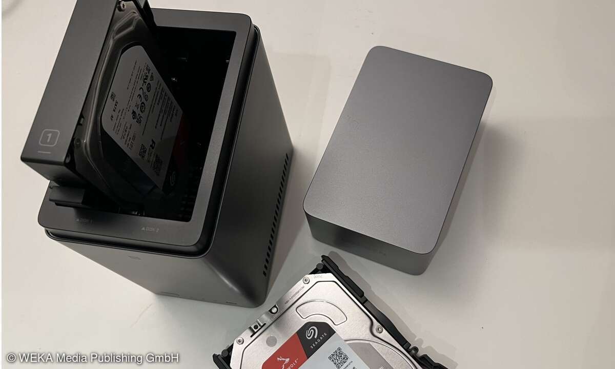 UGREEN NASync DH2300 - der Deckel ist noch nicht drauf, da eine Festplatte im Einschub noch nicht installiert wurde.