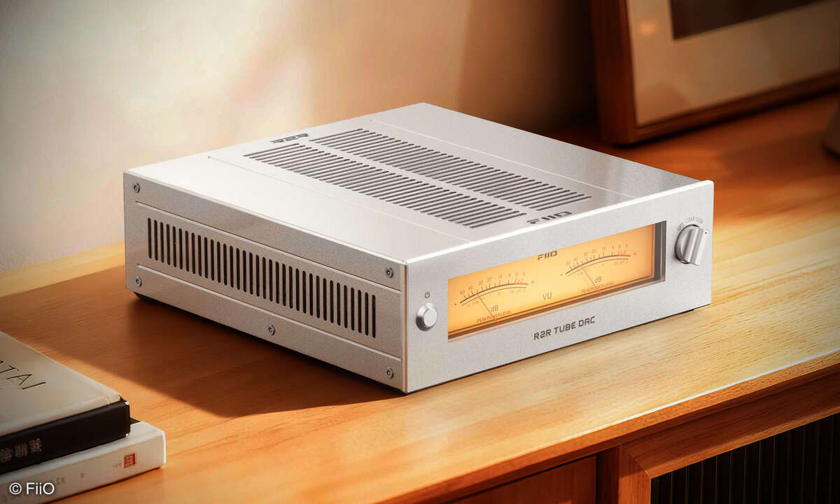 fiio-warmer-r2r-roehren-d-a-wandler-silver-angled