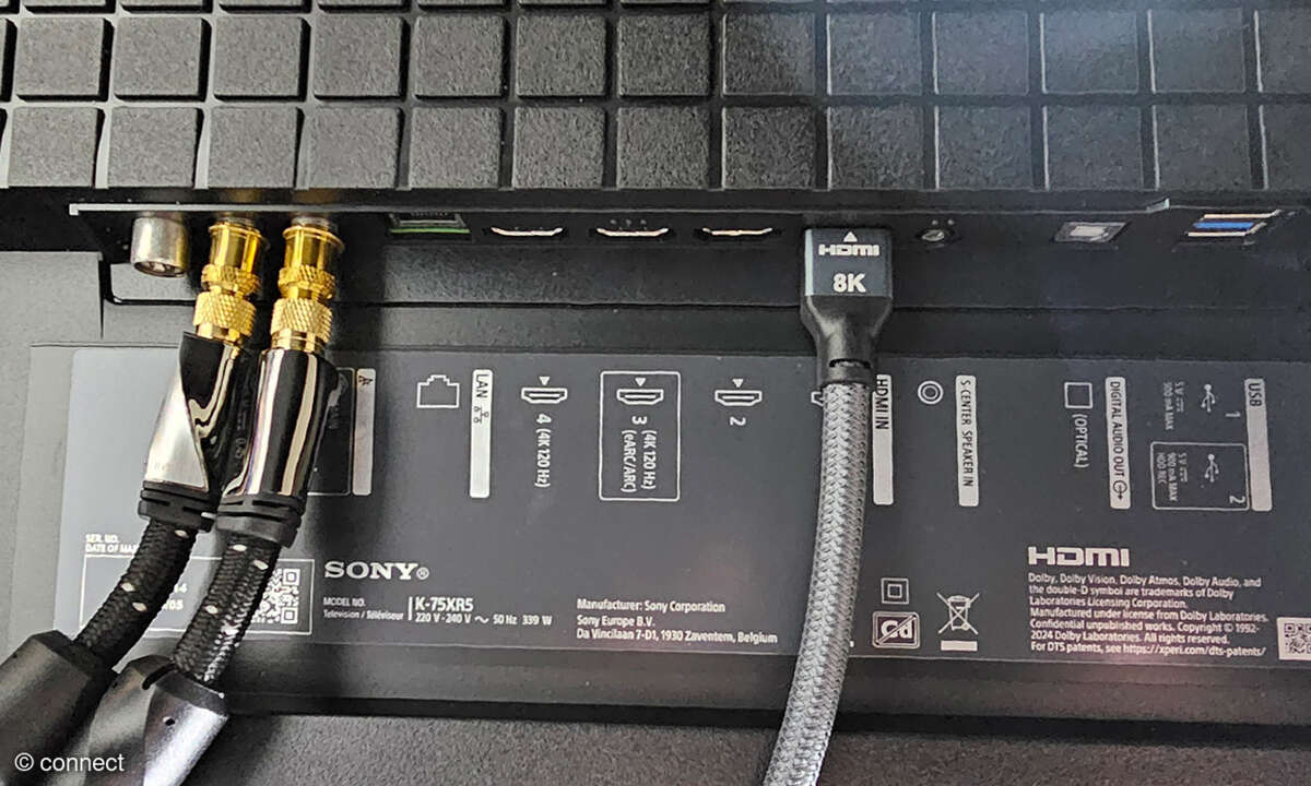 Hinten links finden sich alle wichtigen Anschlüsse inkl. großer Beschriftung.