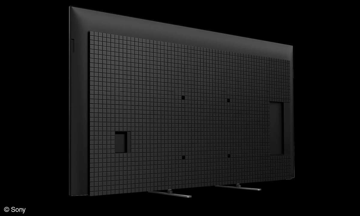 Das Heck mit Einbuchtungen für Stromkabel (links) und die Anschlüsse.