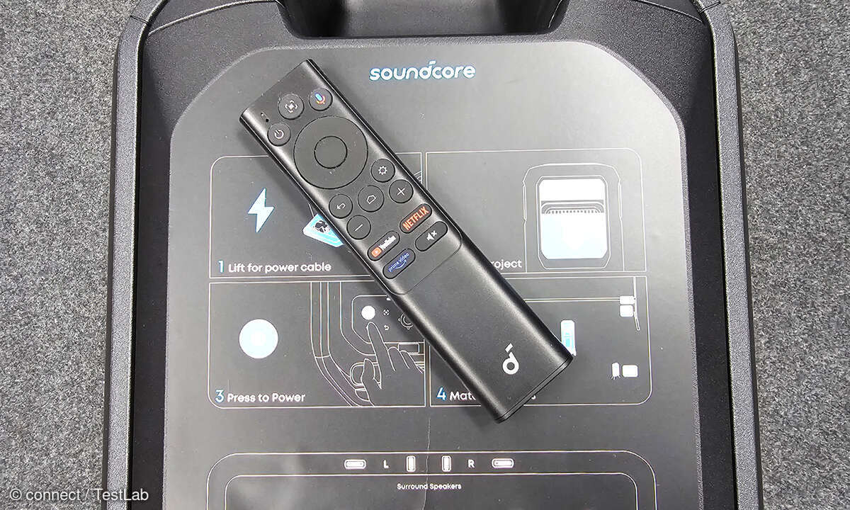 Eine einfache Standard-Fernbedienung für smarte Geräte mit Google TV. Auf dem Kopf des X1 Pro lassen sich auf Knopfdruck u.a. die Frontlautsprecher ausfahren.