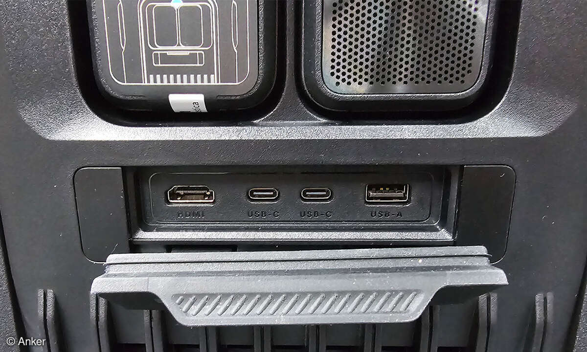 Unter dem Fach für die abnehmbaren Surround-Lautsprecher finden wir 3x USB und einmal HDMI.