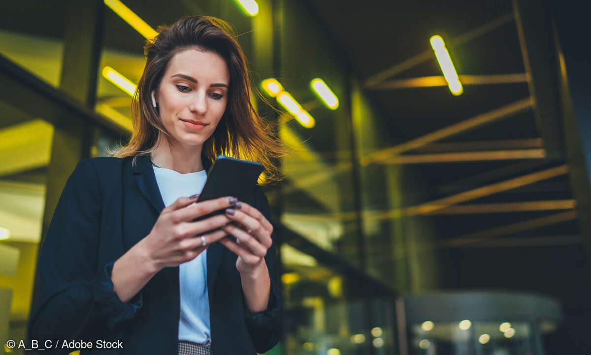 Frau mit Smartphone