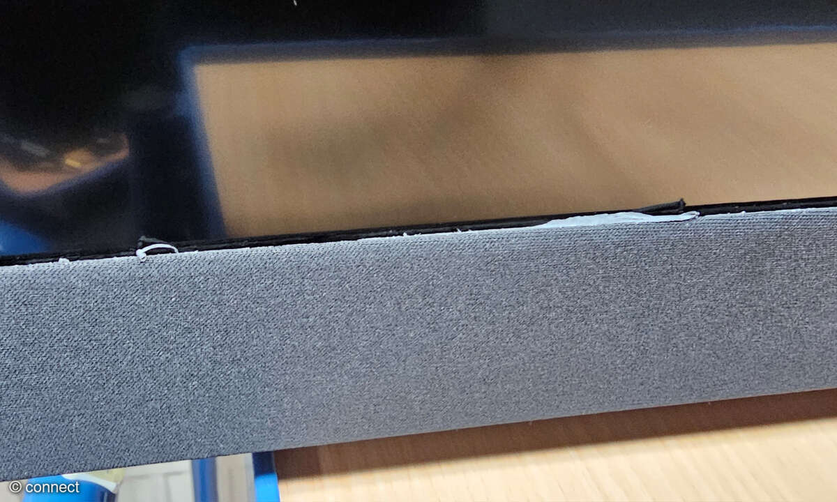 Der elegant aussehende Stoff am unteren Rand ist recht anfällig. Beim Abziehen der Folien muss man vorsichtig sein.